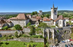 Vue de haut de la fortification de la ville de Morestel