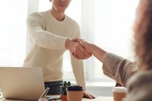 Homme et femme se faisant une poignée de main Création Reprise d’Entreprise Professions Libérales