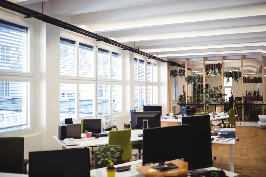 Bureau lumineux et moderne du cabinet OPALE - Conseils & Expertise Comptable avec postes de travail équipés, grandes fenêtres et plantes vertes.