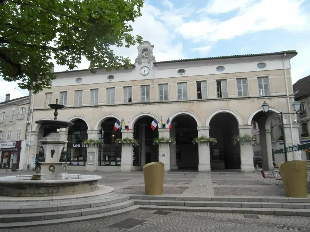 Bâtiment de l’hôtel de ville de La Tour-du-Pin, symbole local près duquel exerce un expert-comptable de proximité