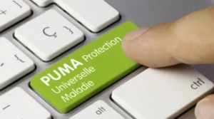 Clavier avec touche verte "PUMA Protection Universelle Maladie" symbolisant l'accès simplifié à la couverture santé en France