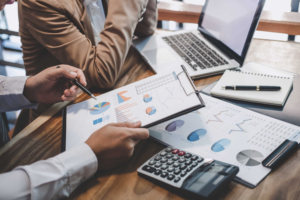 Calcul et application du carry back pour reporter un déficit fiscal sur les bénéfices précédents et optimiser la trésorerie d'une entreprise