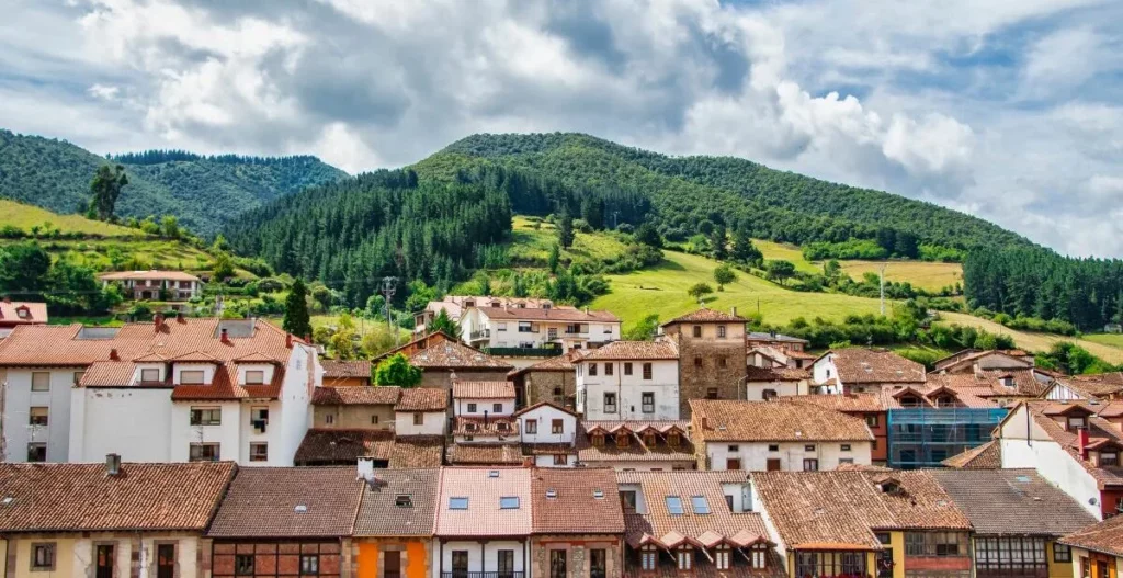 Vue d’un village en zone rurale française éligible aux exonérations fiscales ZFRR ou ZFRR+