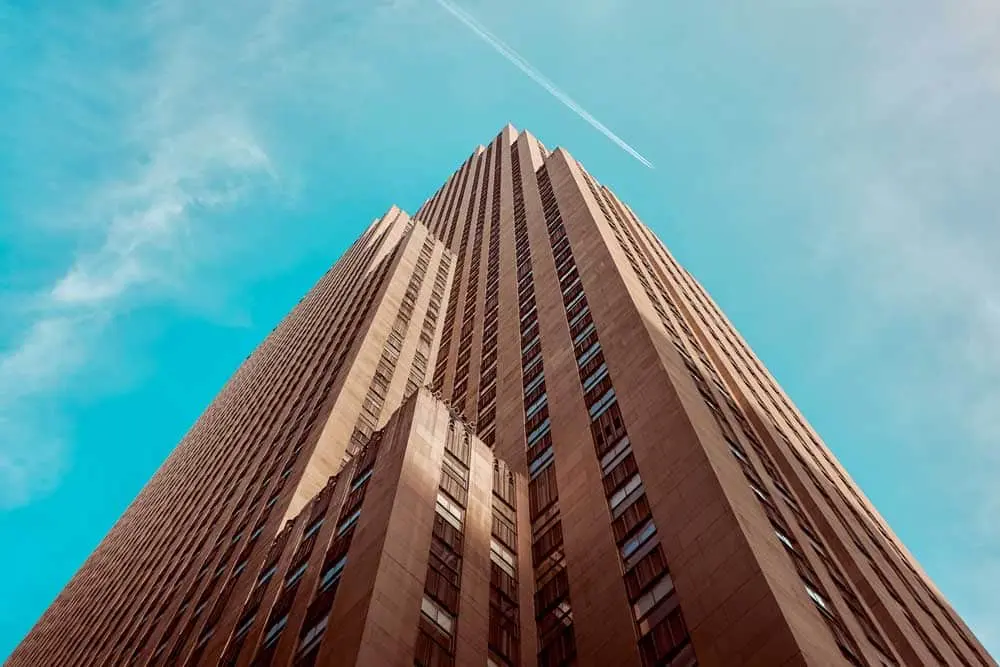 Gratte-ciel moderne symbolisant l’investissement immobilier et la gestion de patrimoine en SCI ou en nom propre
