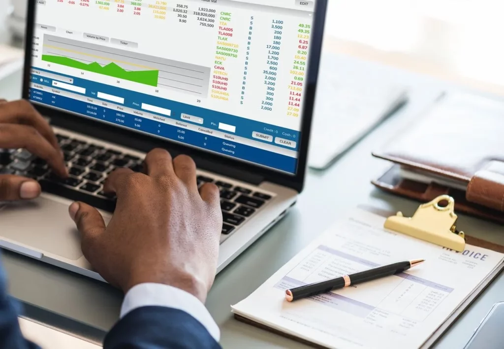 Homme travaillant sur un logiciel comptable en ligne avec graphiques financiers et factures – illustration gestion comptable