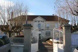 Mairie de Tignieu-Jameyzieu en Isère, symbole de proximité locale pour les entrepreneurs accompagnés par un expert-comptable.