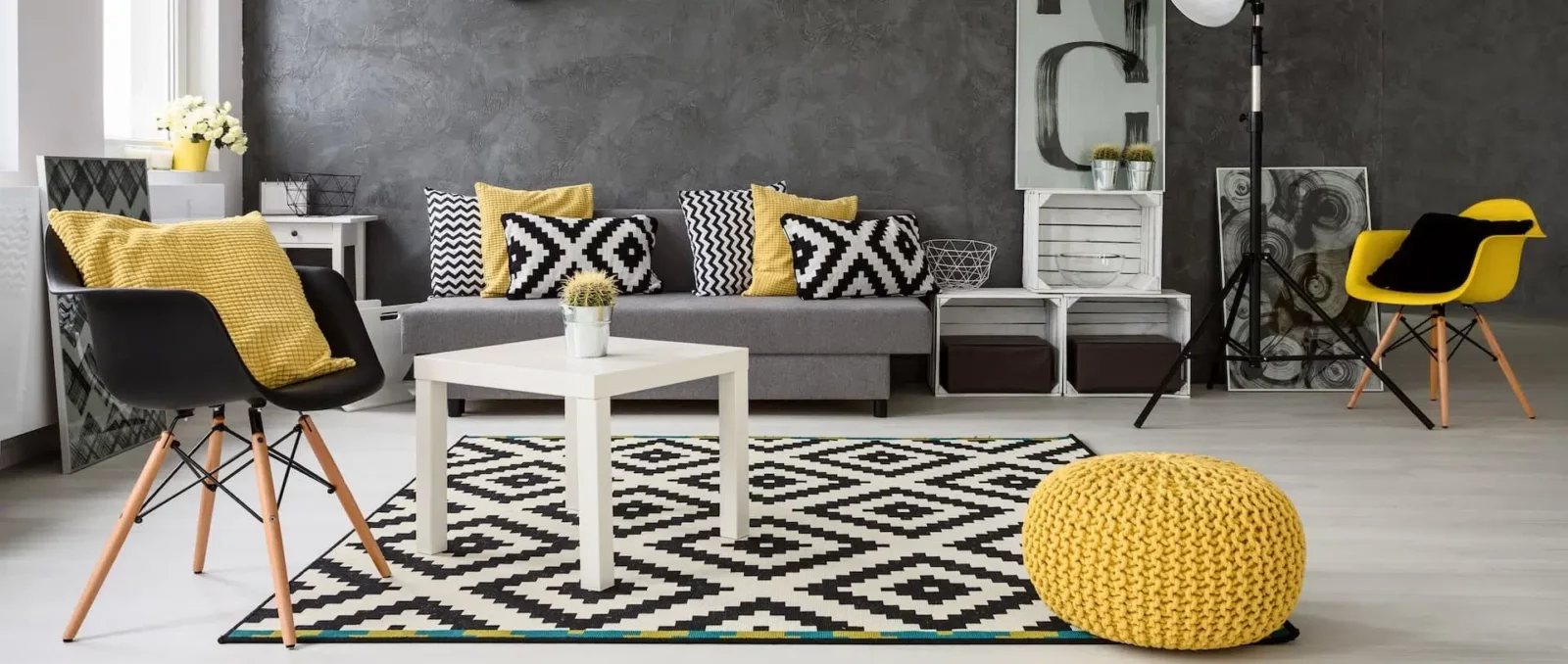 Salon moderne d’un meublé non classé destiné à la location LMNP, avec décoration contemporaine jaune et noire.