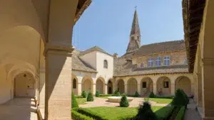 loître de Crémieu en Isère, symbole du patrimoine local où s’implante le cabinet Opale – Conseils & Expertise Comptable.