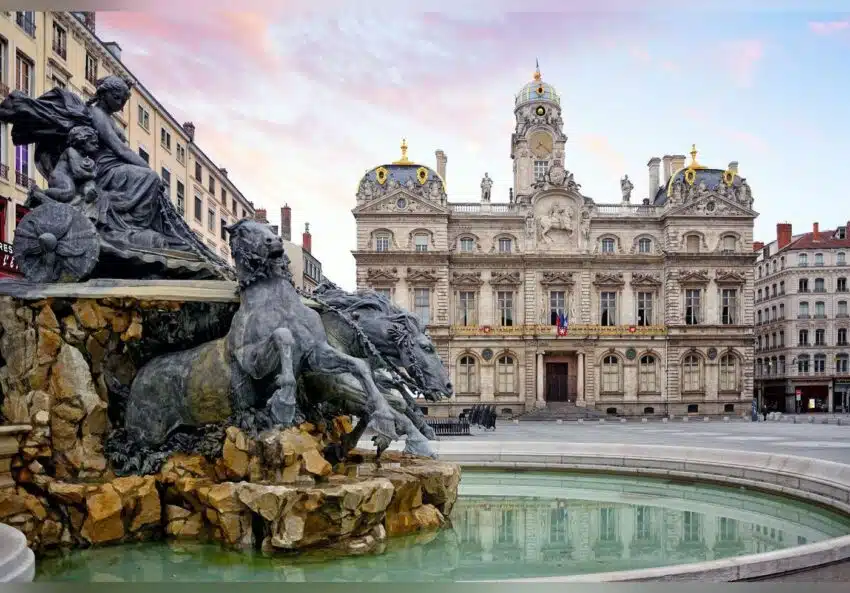 Hôtel de Ville de Lyon et fontaine Bartholdi sur la place des Terreaux — cabinet expert-comptable à Lyon pour entrepreneurs, TPE et PME
