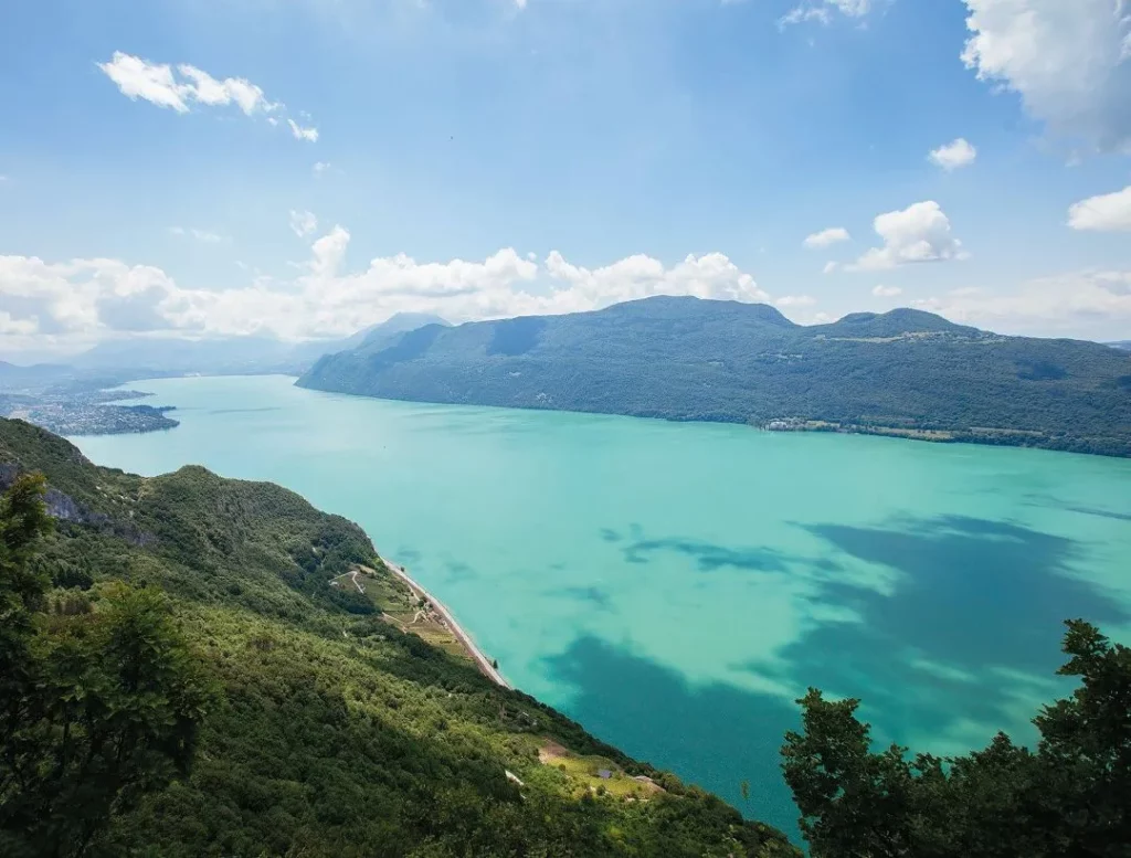 Lac du Bourget vu depuis les hauteurs, panorama du bassin aixois près d’Aix-les-Bains (Savoie).