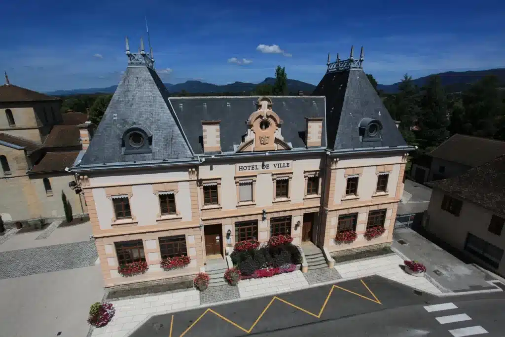 Hôtel de Ville d’Aoste (38490) en Isère, bâtiment emblématique du centre-ville