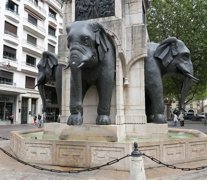 Fontaine des Éléphants à Chambéry, symbole emblématique de la Savoie, illustrant un article sur un cabinet d’expertise comptable à Chambéry.