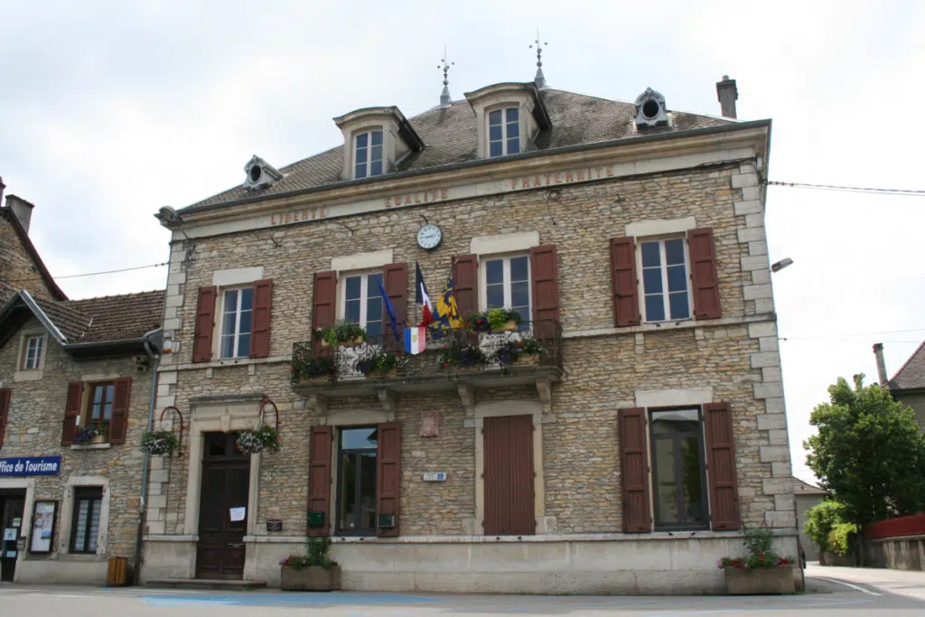 Mairie de Montalieu-Vercieu dans le Nord-Isère, bâtiment en pierre du centre-bourg