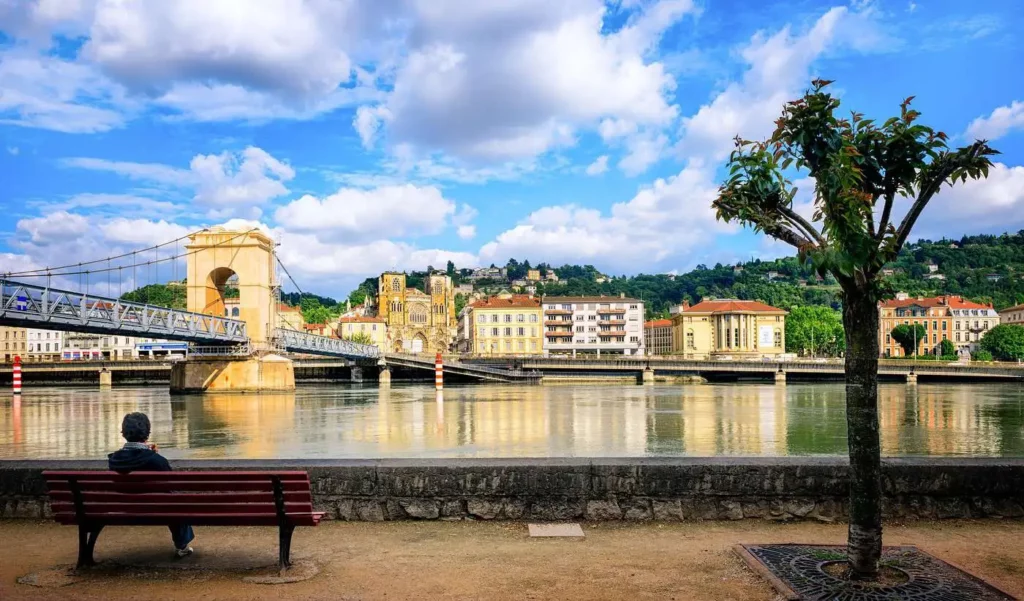 Vue sur le Rhône et le pont de Vienne (38200), ville où se situe le cabinet d’expertise comptable Opale.