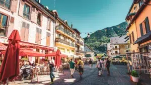 Rue commerçante animée à Le Bourg-d’Oisans, au cœur de l’Oisans en Isère
