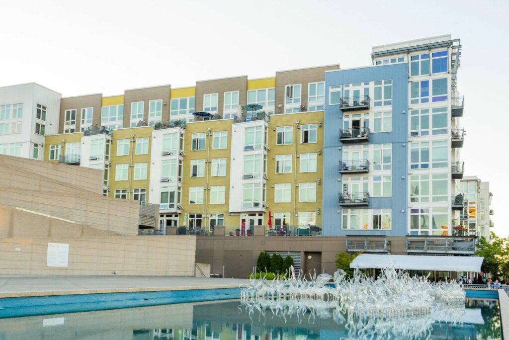 Complexe d'appartements urbains élégant avec piscine et balcons, mettant en valeur l'architecture moderne.