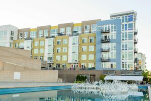 Complexe d'appartements urbains élégant avec piscine et balcons, mettant en valeur l'architecture moderne.