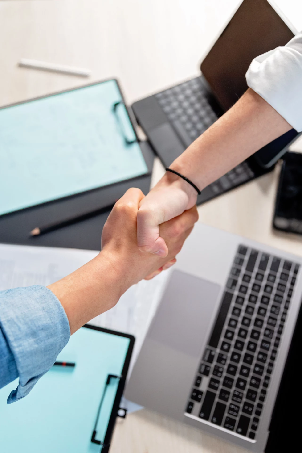 Serrage de mains dans un bureau