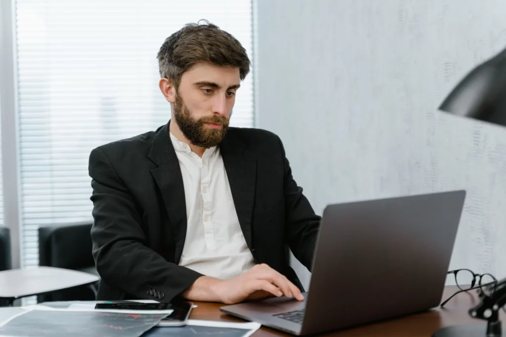 Entrepreneur préparant les étapes de création de son entreprise